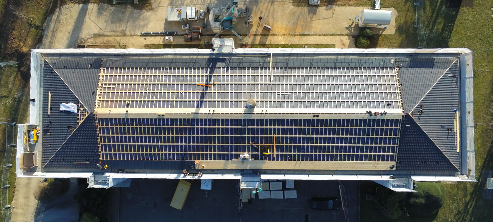 Toiture d'un immeuble en rénovation à Begnins