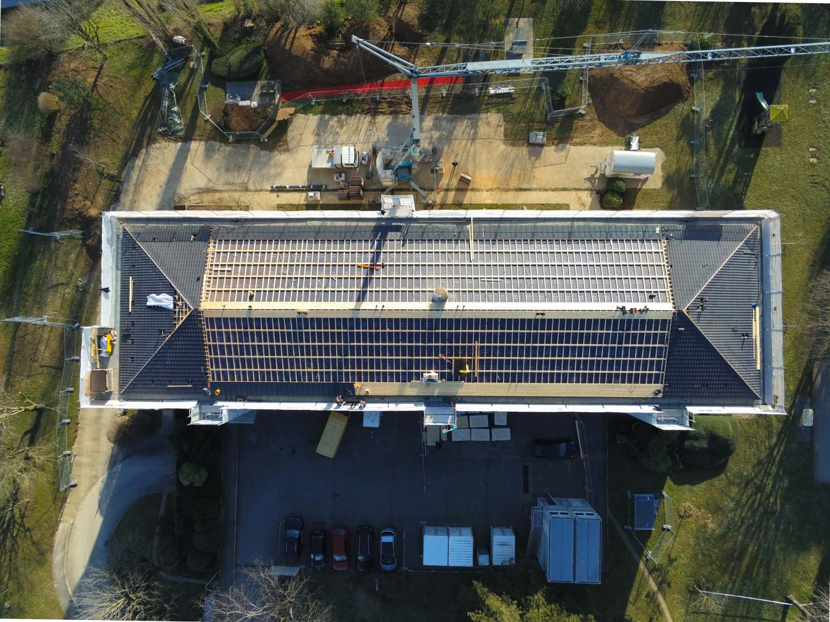 Toiture d'un immeuble en rénovation à Begnins