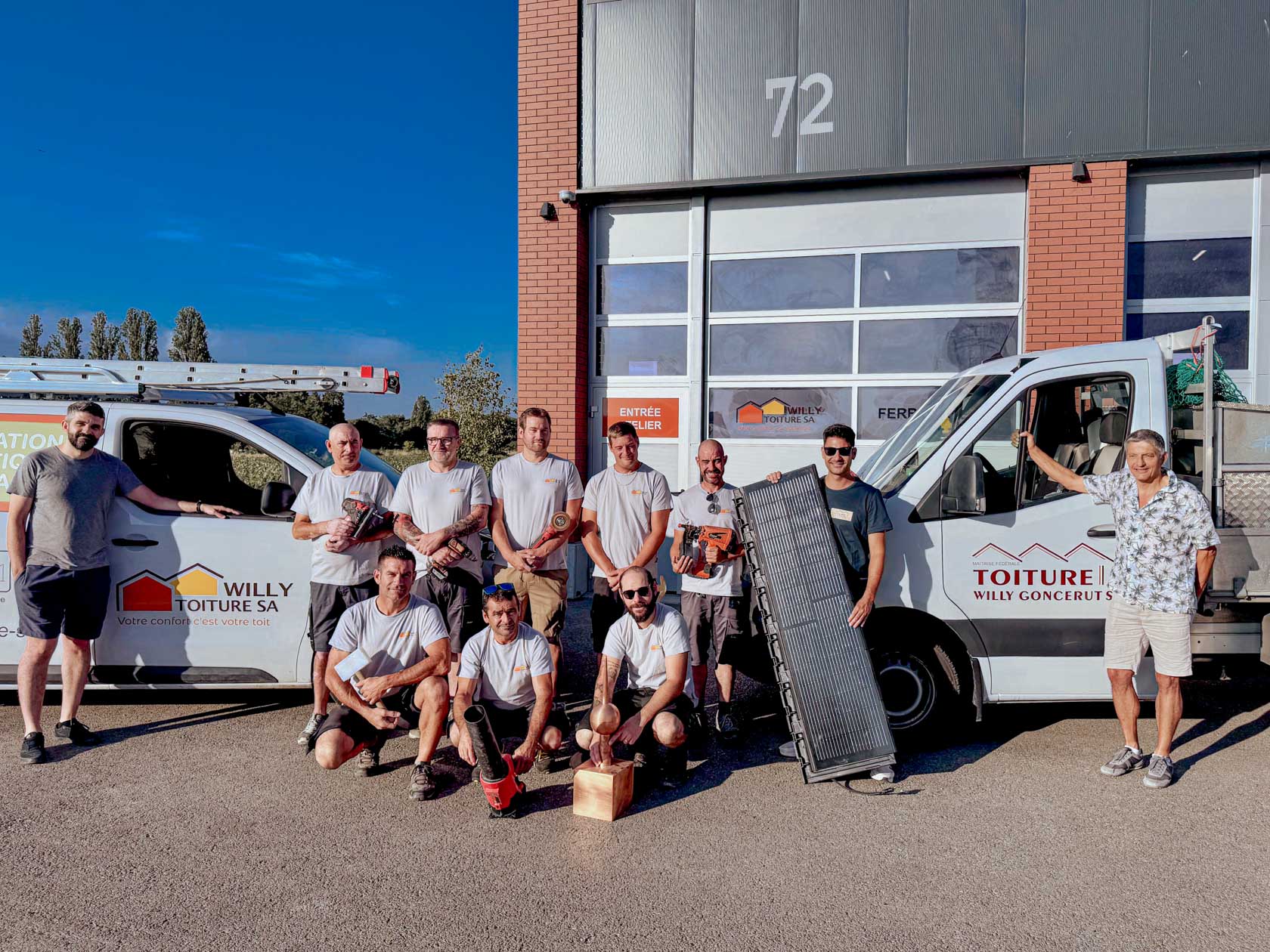 Photo d'équipe de l'entreprise avec ses employés et les patrons de Willy Toiture SA