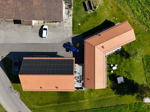 Deux nouvelles constructions de toiture de villa à Mannens, Fribourg