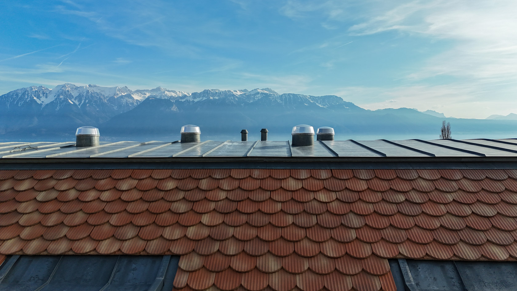 Vue sur la montagne et sur les tuiles en terre cuite et en zinc, Chexbres Vaud