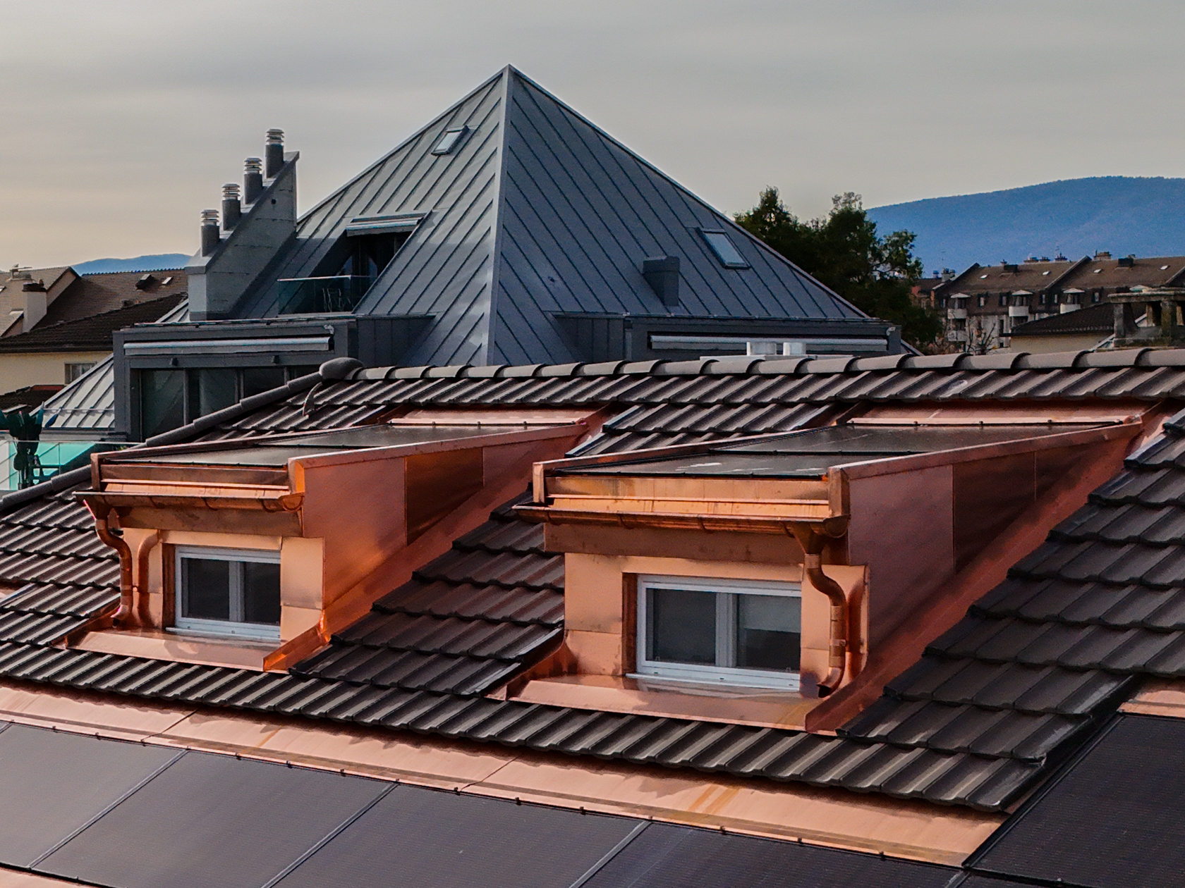 Toiture et photovoltaïque d'un immeuble à Nyon