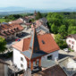 Rénovation en ferblanterie à Bassins avec vue sur le village de clocheton