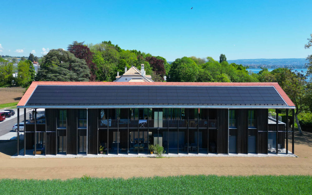 Toiture Willy avec vue du panneau solaire, du lac et fenêtre