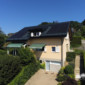Villa à Yens vue sur la devanture et la toiture solaire