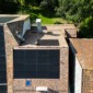 Vue en hauteur de la villa du jardin et des photovoltaïques
