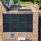 Vue sur tuiles de faitière et toiture solaire