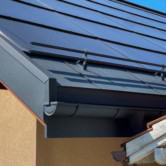 Détail toiture chéneaux photovoltaïque