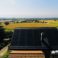 Toit photovoltaïque sur une maison au village de Yens