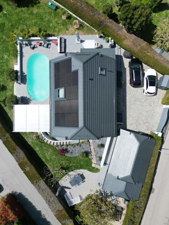 Vue sur la viilla avec piscine en rénovation de sa toiture