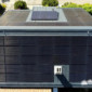 Vue aérienne avec zoom sur les panneaux solaires