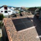 zoom sur la toiture solaire et vue sur le village de Arnex