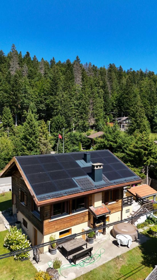 Rénovation avec photovoltaïque avec vue sur la forêt et la cheminée