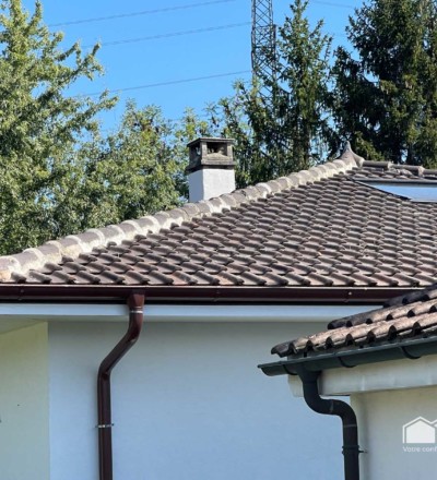 Ancienne toiture à rénover d'une maison à Founex