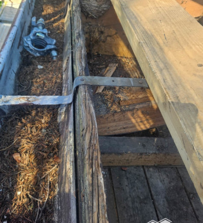 Le bois ancien de la toiture d'une maison