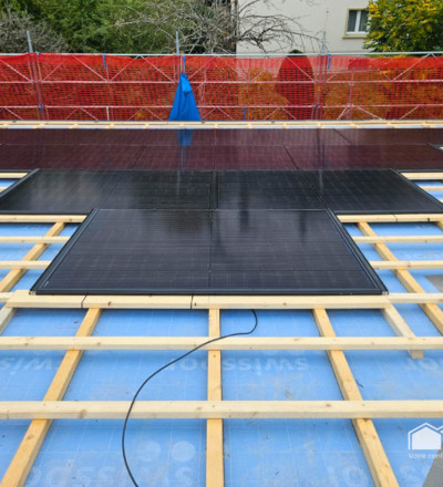Vue sur les photovoltaïques de la toiture d'une maison à Founex