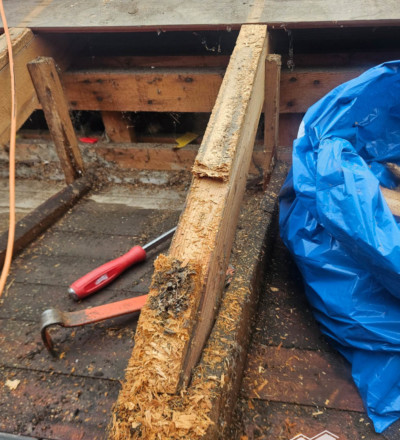 La toiture avant avec un bois abîmé