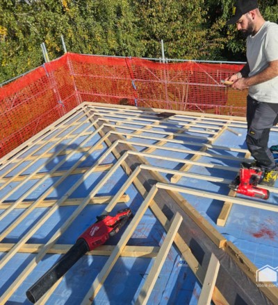 Toiture en construction par un ouvrier de Willy Toiture