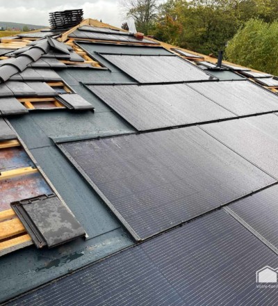 Vue sur la toiture et les panneaux solaires d'une maison à Founex