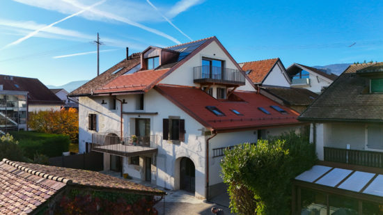 Toiture rénovée d'une maison à Eysins