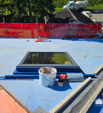 Installation du velux sur la toiture d'une maison à Founex