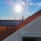 Vue sur les virvent en cuivre du toit d'une maison à Eysins