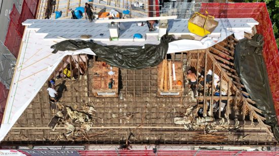 Vue aérienne de la rénovation de l'isolation d'un toit