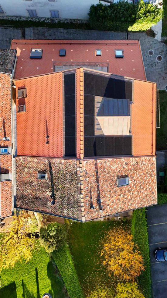 Vue aérienne de la toiture d'une maison à Eysins