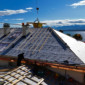 Vue le toit en construction et le lac