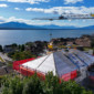 Vue sur la toiture, le lac et la montagne