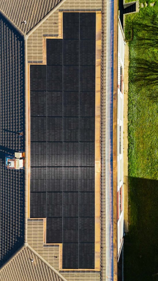 L’alliance du cuivre et du solaire sur une toiture rénovée par Toiture Willy SA à Gland