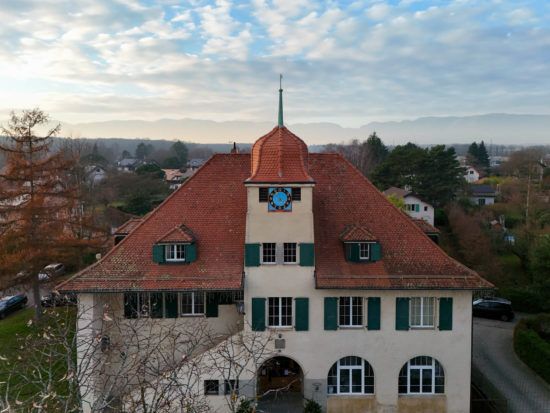 Façade du clocher qui à été rénové à Mies, Vaud