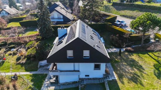 Installation de panneaux solaires sur toit d'une maison à Genolier, Suisse