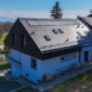 Vue sur la maison, le jardin et les montagnes Suisse - Toiture Willy SA