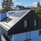 Rénovation d'un toit en aluminium de couleur anthracite et installation de photovoltaïque - Toiture Willy SA