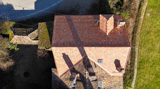 Vue aérienne sur la toiture par drone à Céligny en Suisse