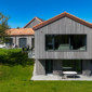 Reconstruction de deux toitures d'une villa bardage à Mannens en Suisse