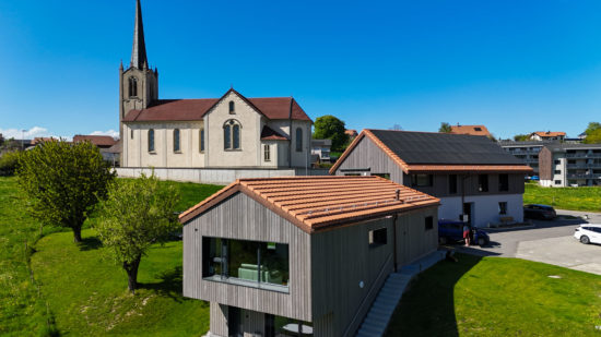 Vue sur les toitures réalisées et sur l’église du Sacré-Coeur de Mannens