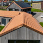 Vue sur les détails de la réalisation de la toiture des toits à Mannens