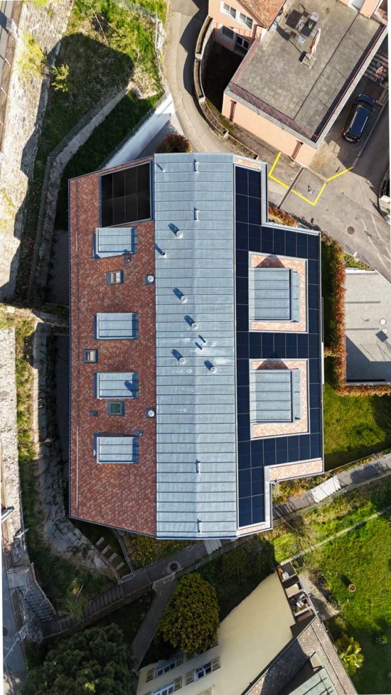 Vue aérienne sur la toiture et les photovoltaïques réalisé par Toiture Willy SA