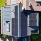 Vue aérienne sur la toiture et les photovoltaïques d'une maison à Gland, Vaud
