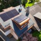 Installation des panneaux solaires sur la toiture d'une maison à Gland, Vaud