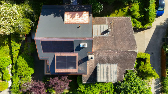 Vue aérienne sur une toiture rénover et une autre ancienne à Gland